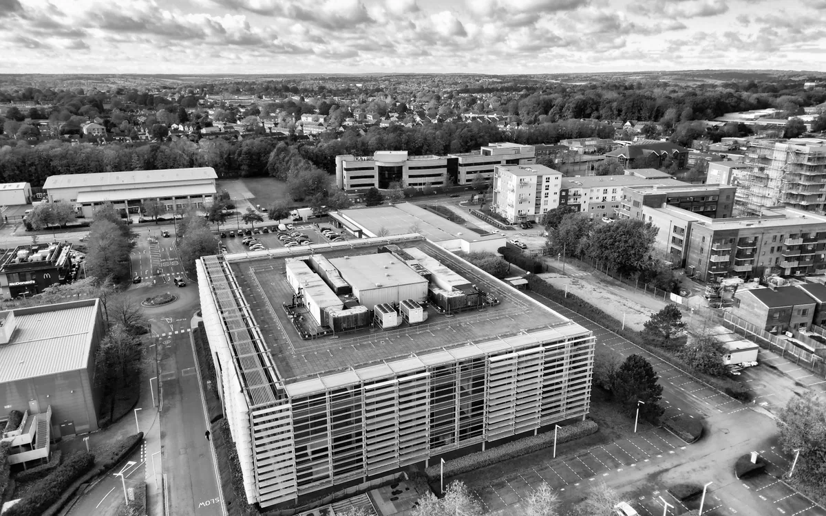 Płaski dach dużego budynku z instalacjami technicznymi, widok z lotu ptaka