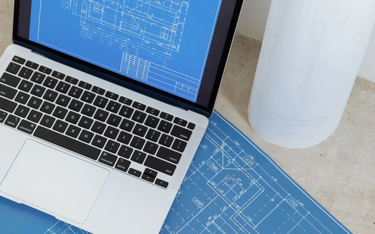 Laptop z dokumentacją projektową